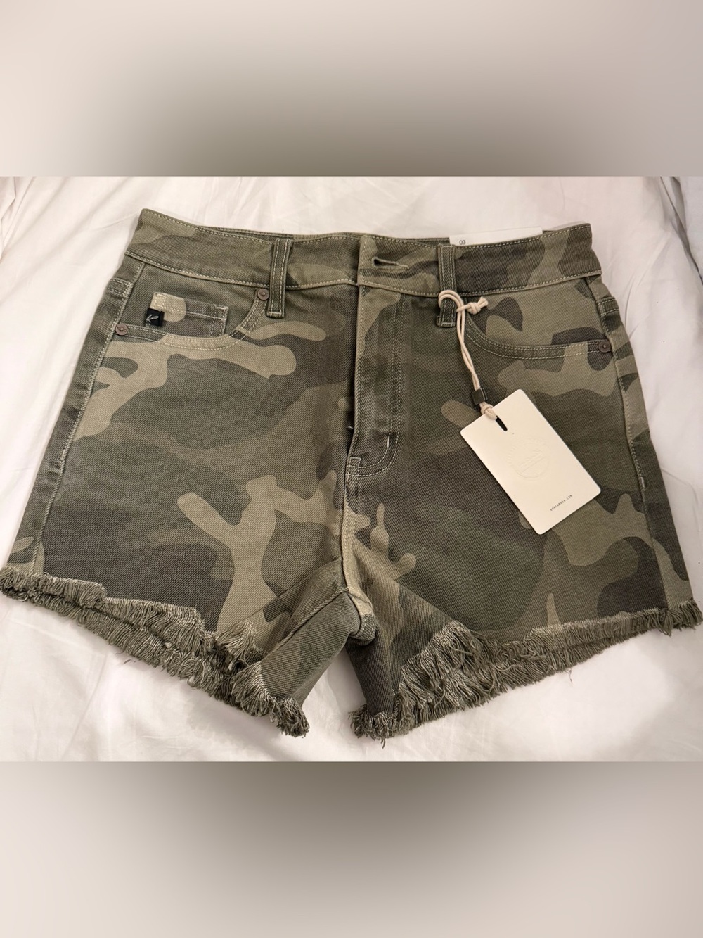 KANCAN | OFF-DUTY HIGH RISE CAMO SHORTS - Size 3 (Juniors was the only option)